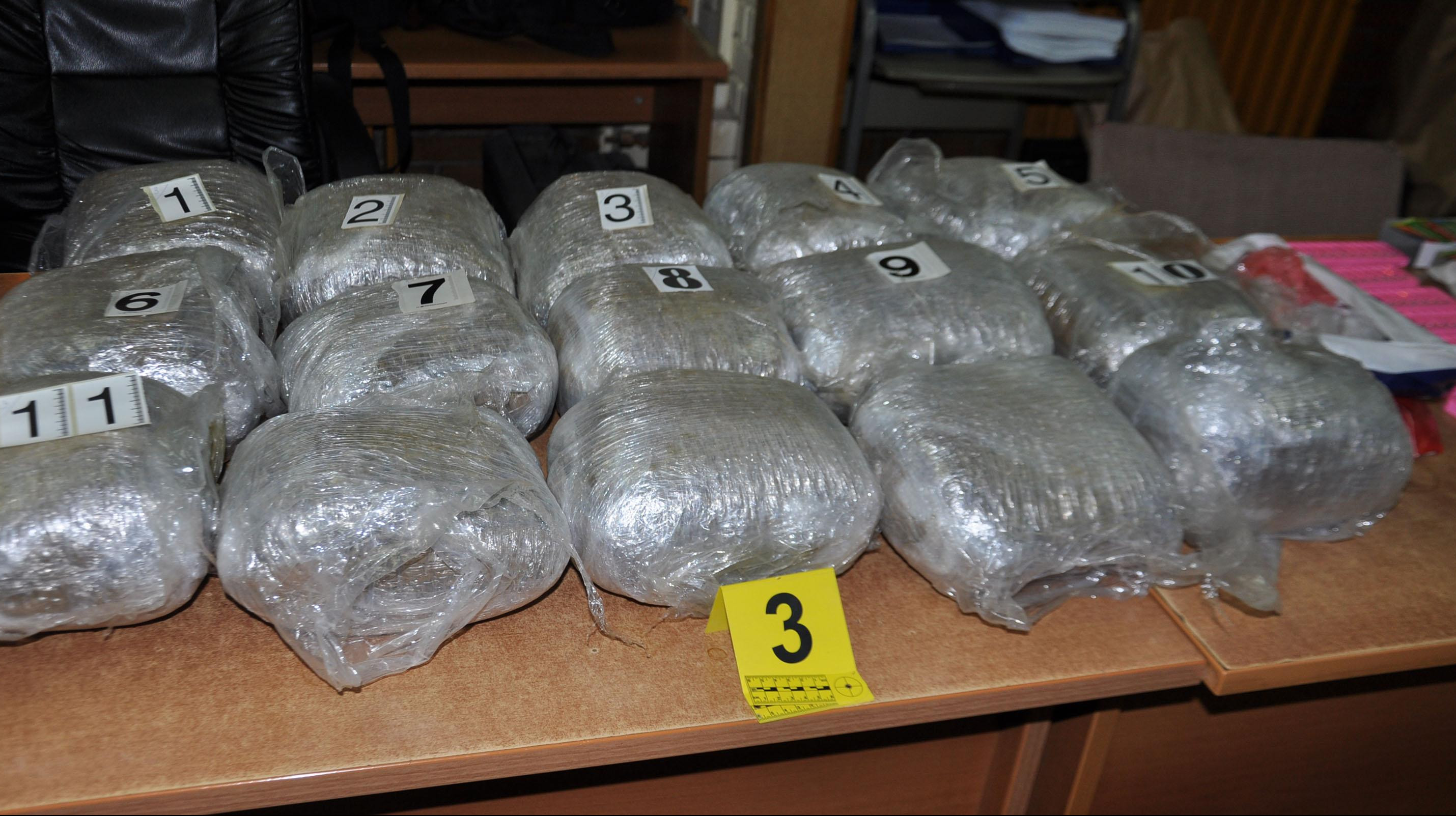(FOTO) SPEKTAKULARNA AKCIJA POLICIJE! Zaplenjeno 20 kg narkotika,10 ručnih bombi, uhapšeno šestoro!